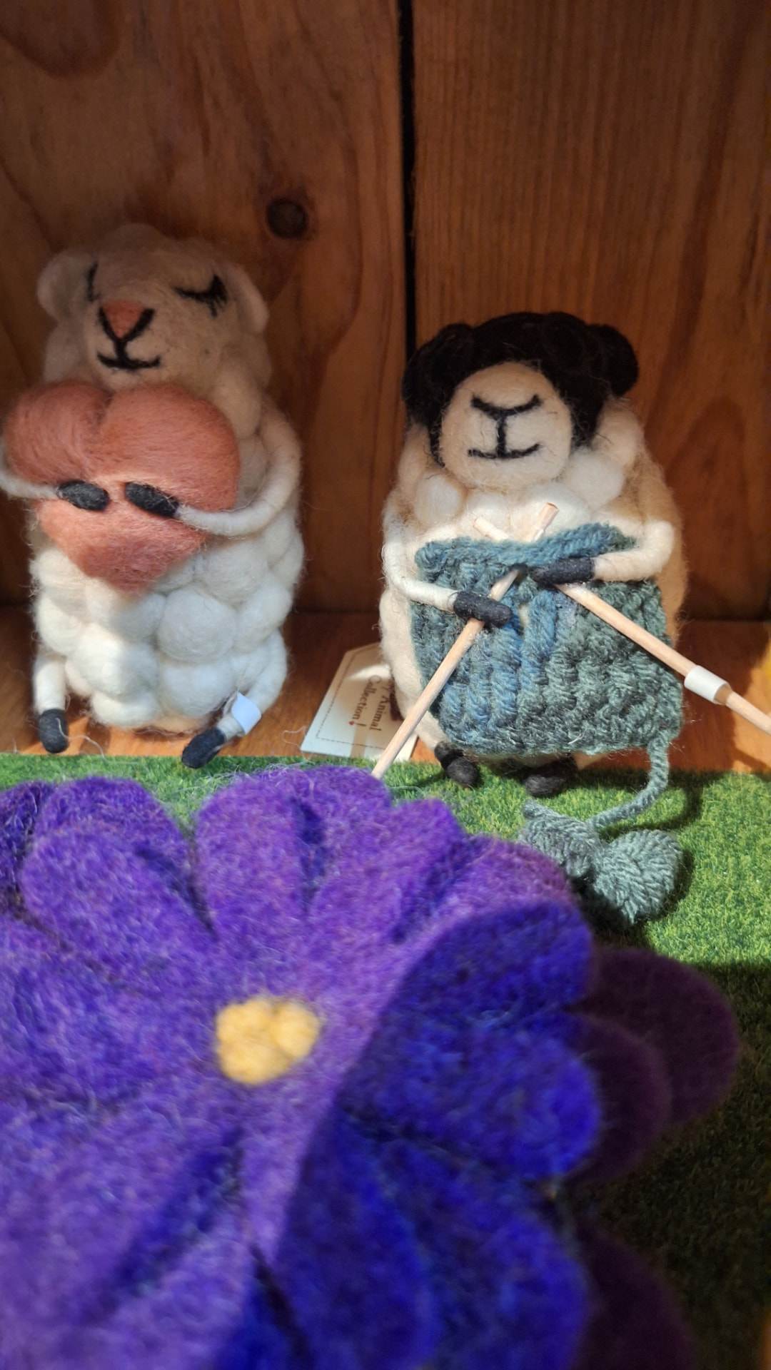 Moutons en laine feutrée tricotant et tenant un cœur chez Luxiol