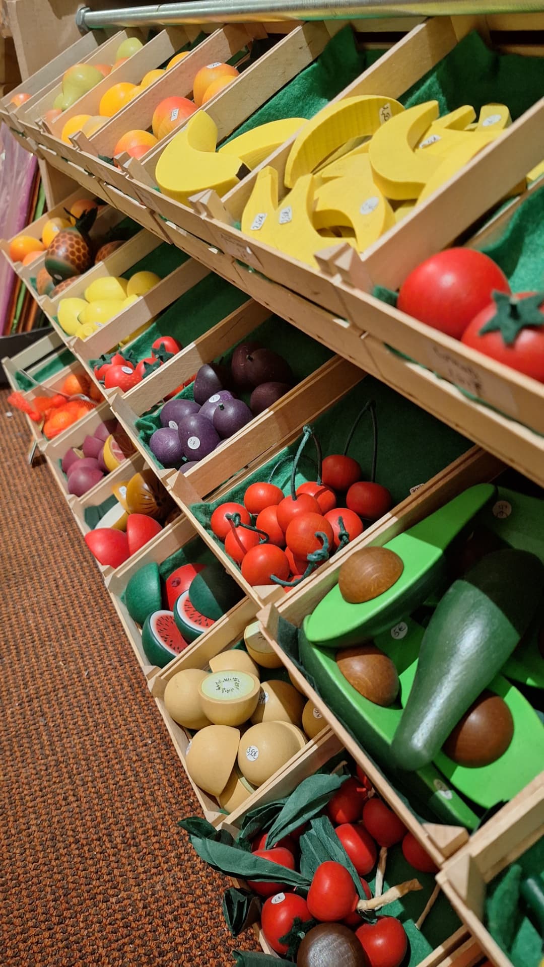 Cagettes de fruits en bois Erzi, bananes, tomates et avocats chez Luxiol