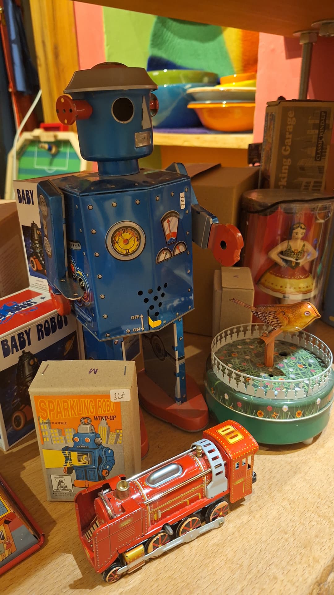 Grand robot bleu en métal et train mécanique rouge chez Luxiol
