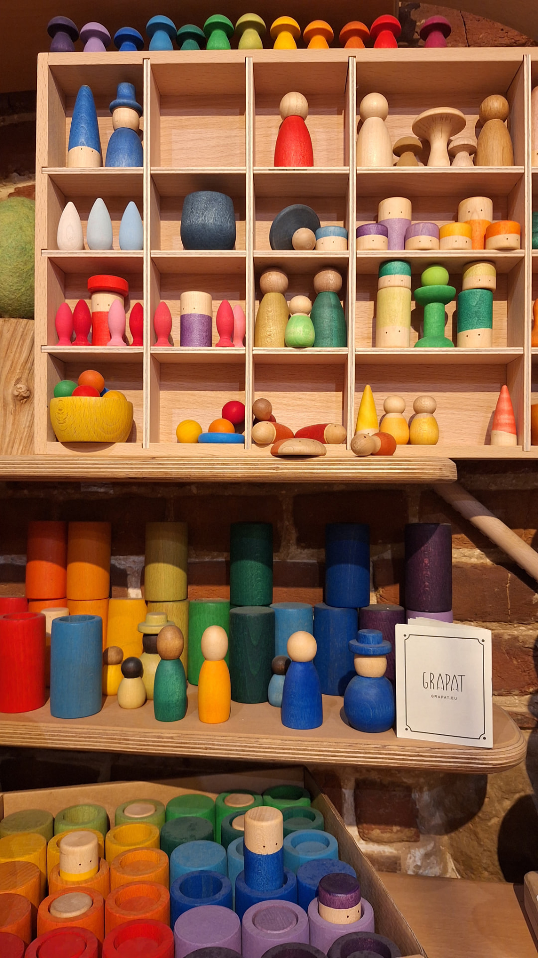 Figurines et anneaux en bois colorés Grapat chez Luxiol
