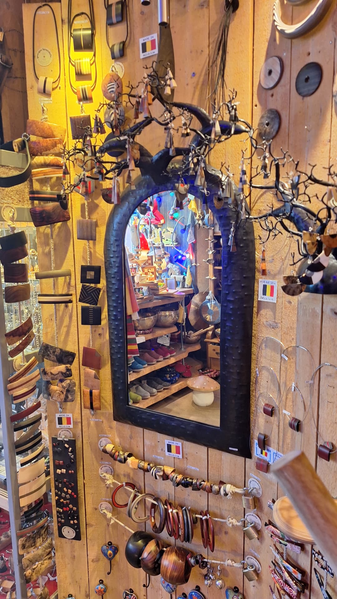 Le mur des bijoux en bois de Luxiol avec son miroir