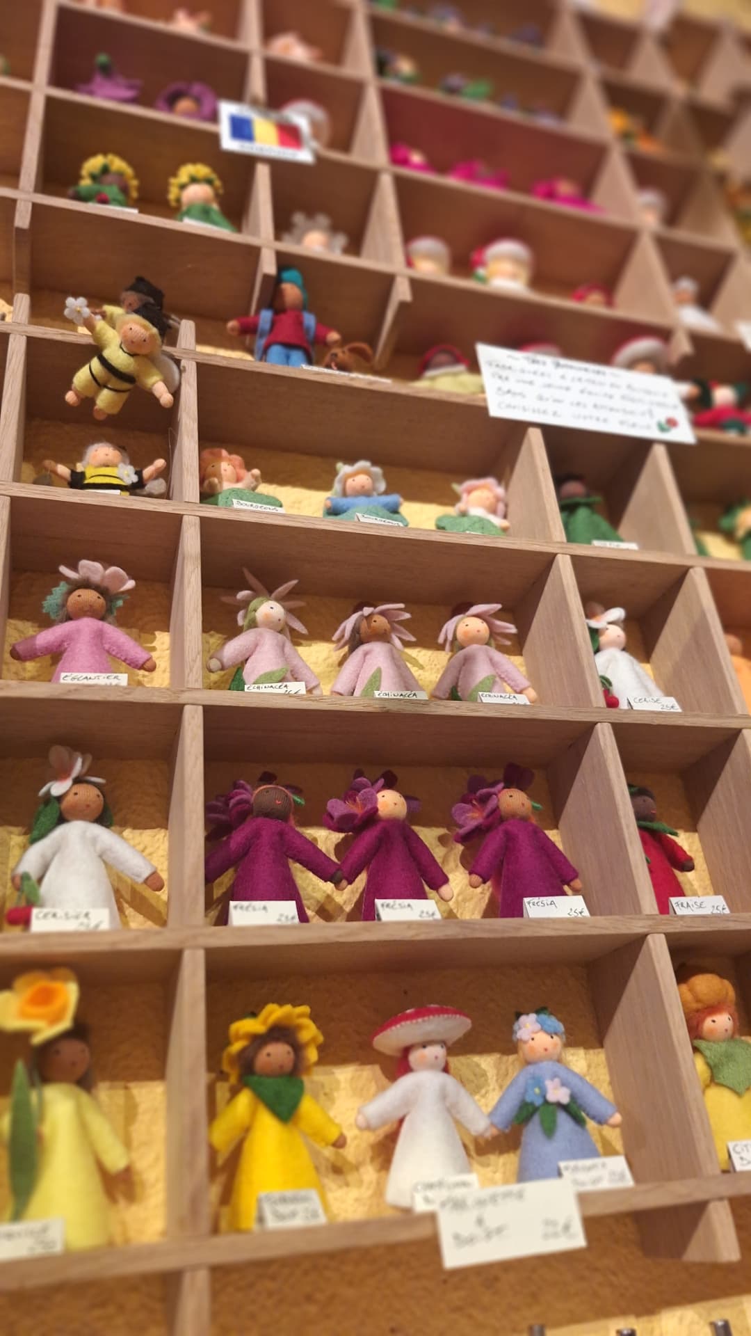 Grande étagère de poupées fleurs Ambrosius chez Luxiol
