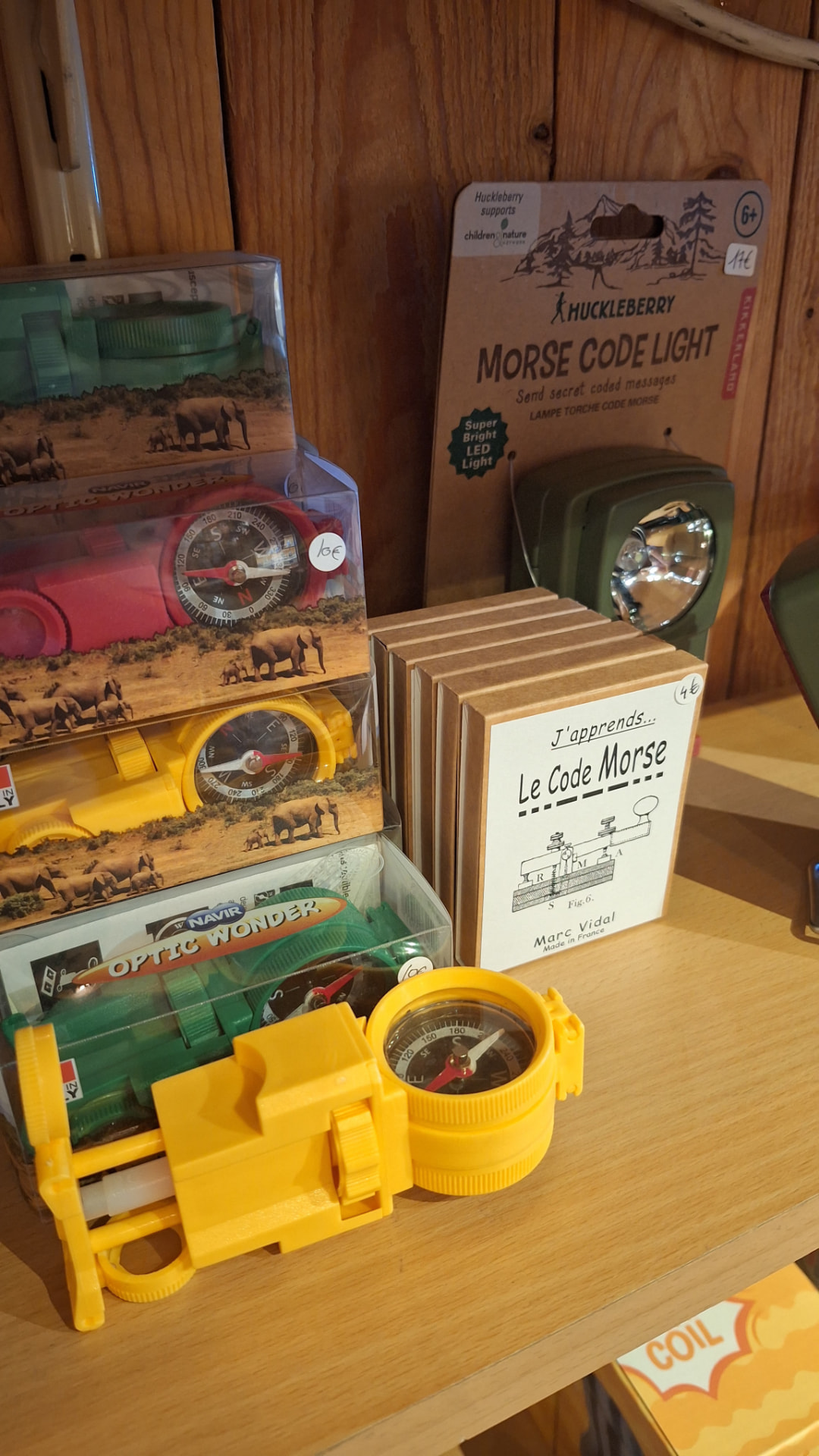 Boussoles, lampe code morse et Optic Wonder chez Luxiol