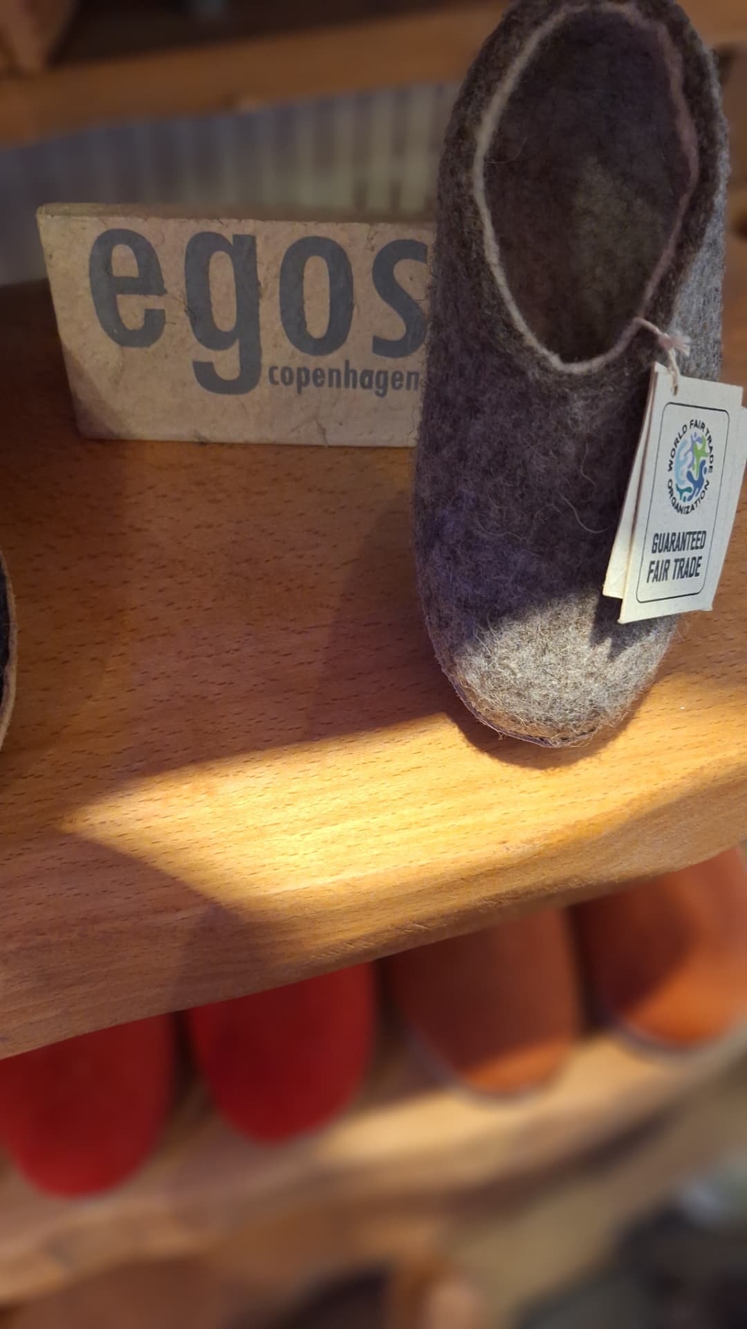Chausson en laine feutrée Egos Copenhagen avec étiquette fair trade chez Luxiol