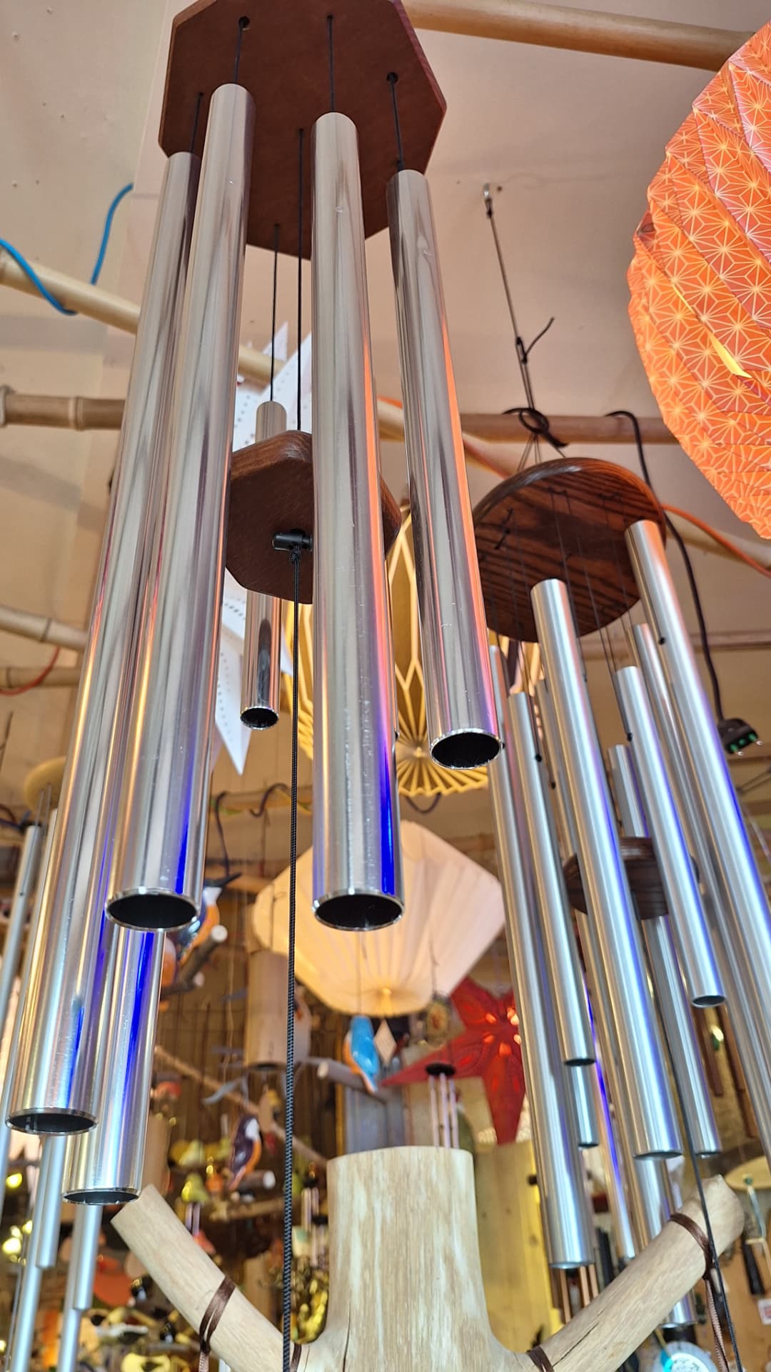 Détail des tubes chromés d'un grand carillon chez Luxiol