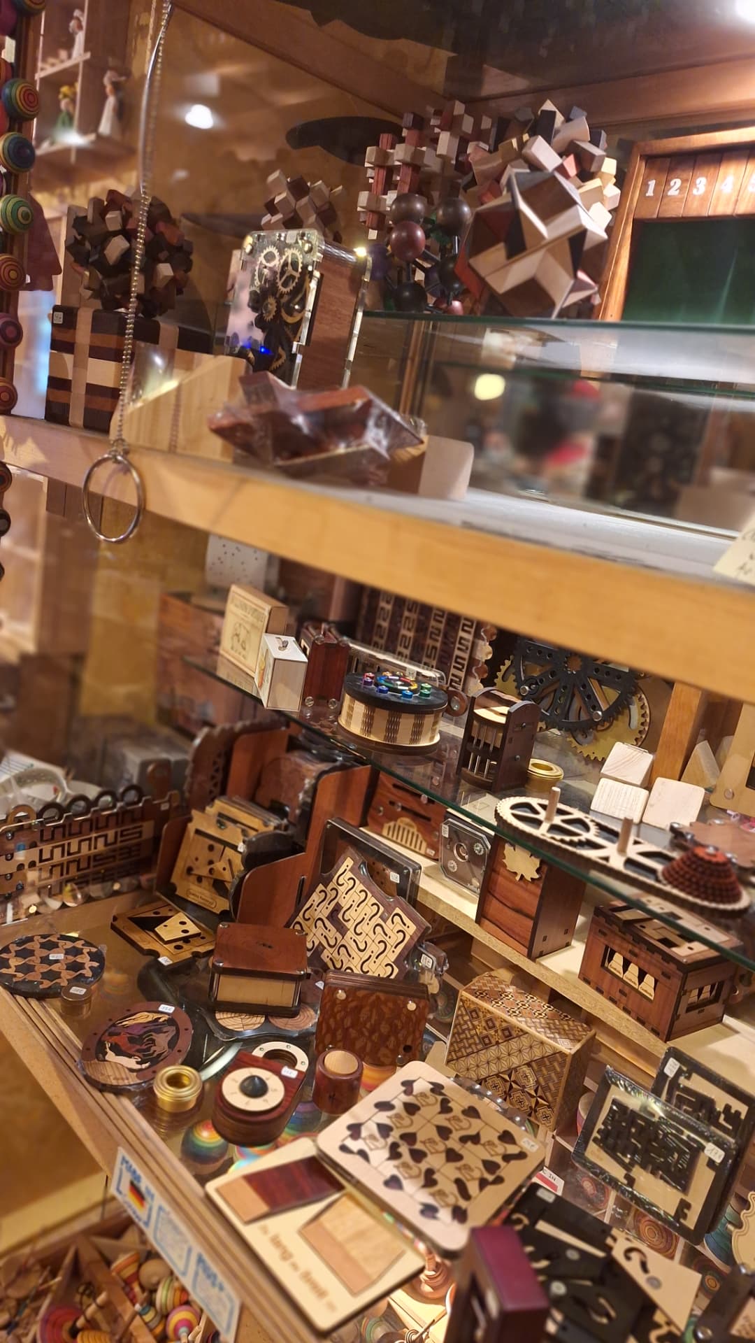 Grande vitrine de casse-tête et boîtes japonaises chez Luxiol