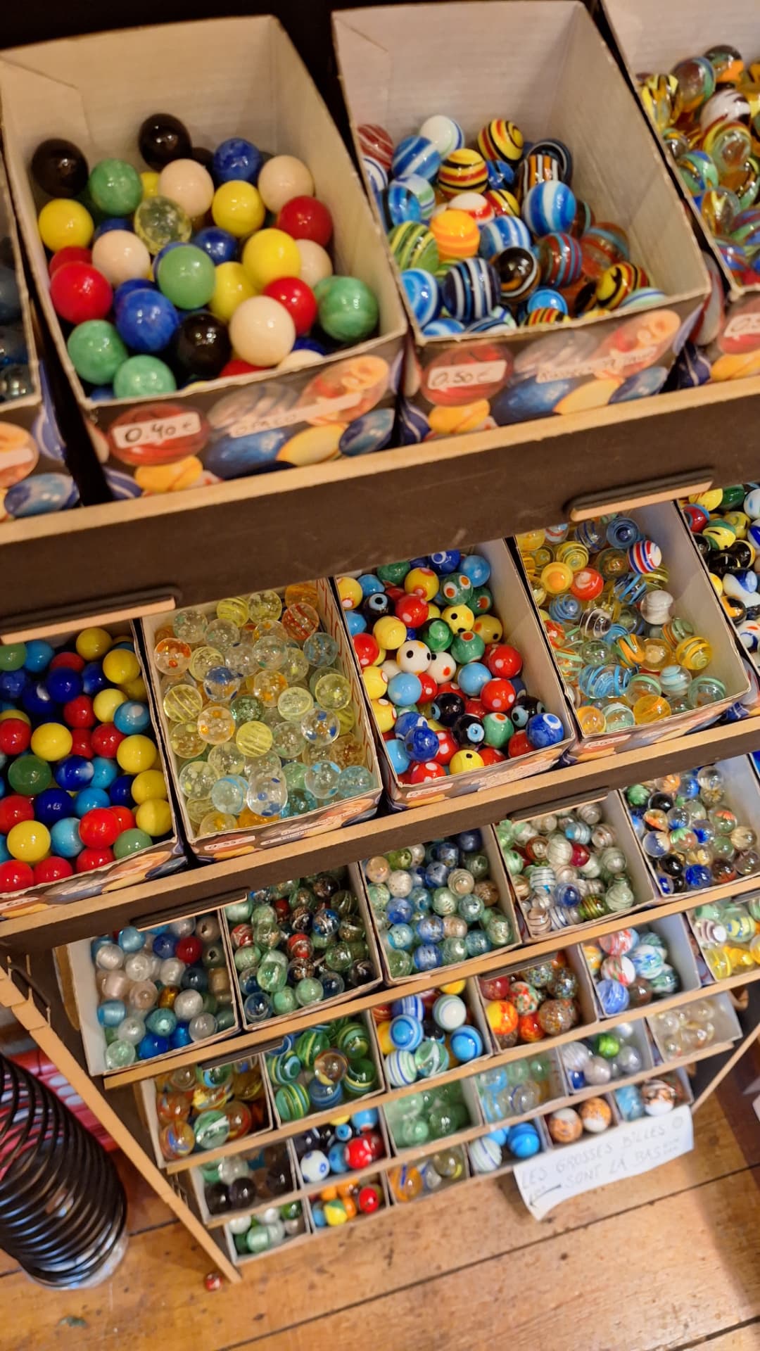 Grand meuble à billes en verre multicolores chez Luxiol