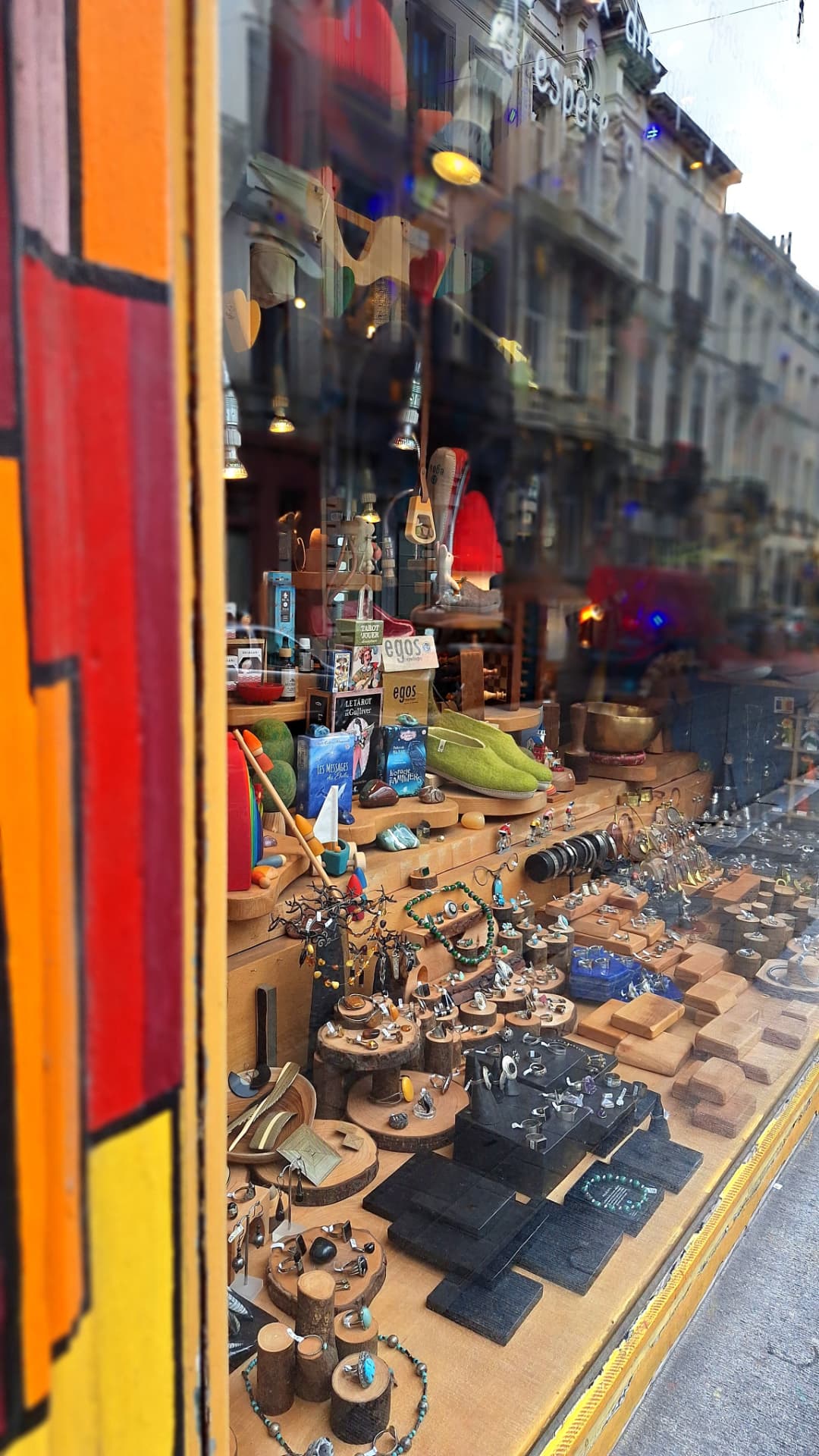 Vitrine Luxiol vue depuis la façade peinte en jaune et rouge