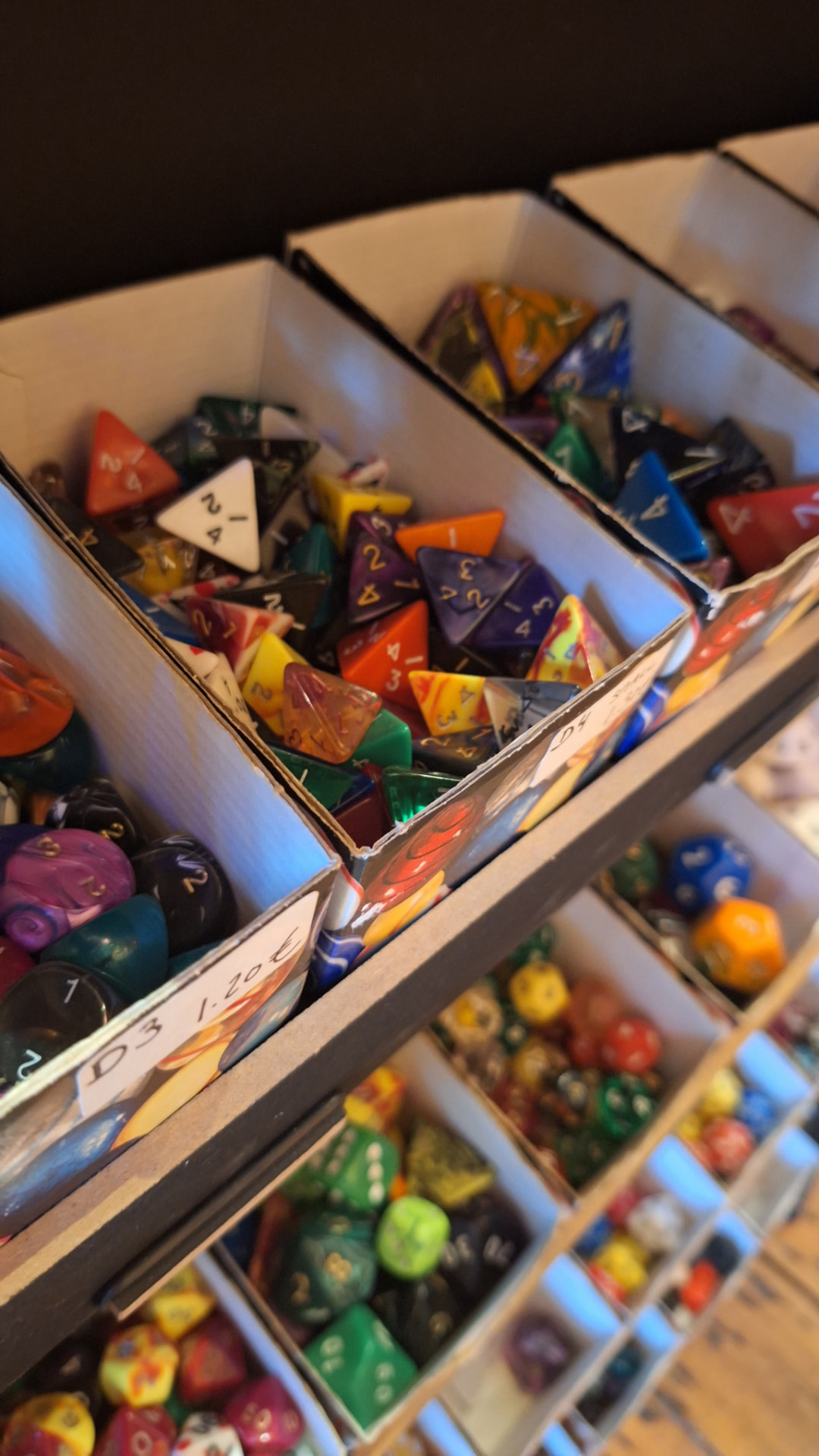 Dés à quatre faces et dés spéciaux dans leurs casiers chez Luxiol