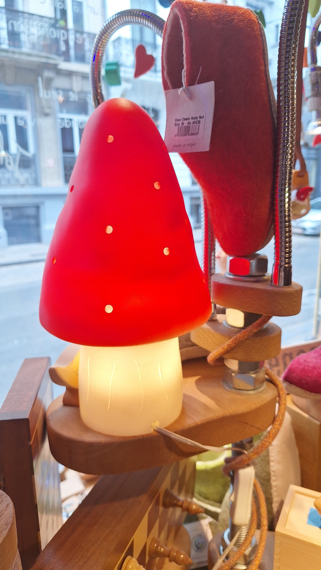 Lampe champignon rouge allumée en vitrine chez Luxiol