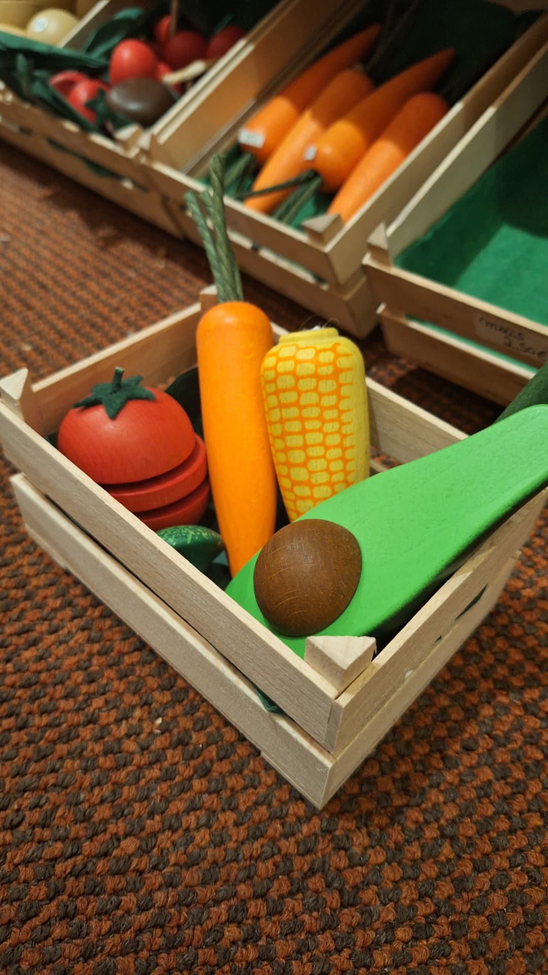 Cagette garnie de légumes en bois, tomate, carotte et maïs chez Luxiol
