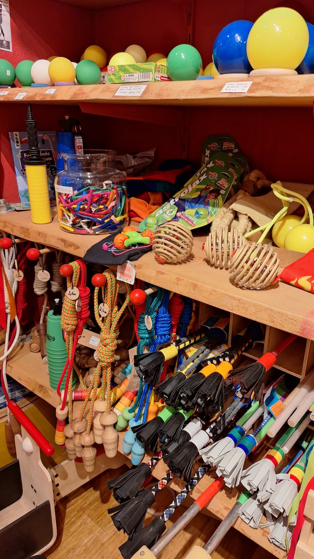 Rayon de bâtons du diable, cordes et accessoires de cirque chez Luxiol