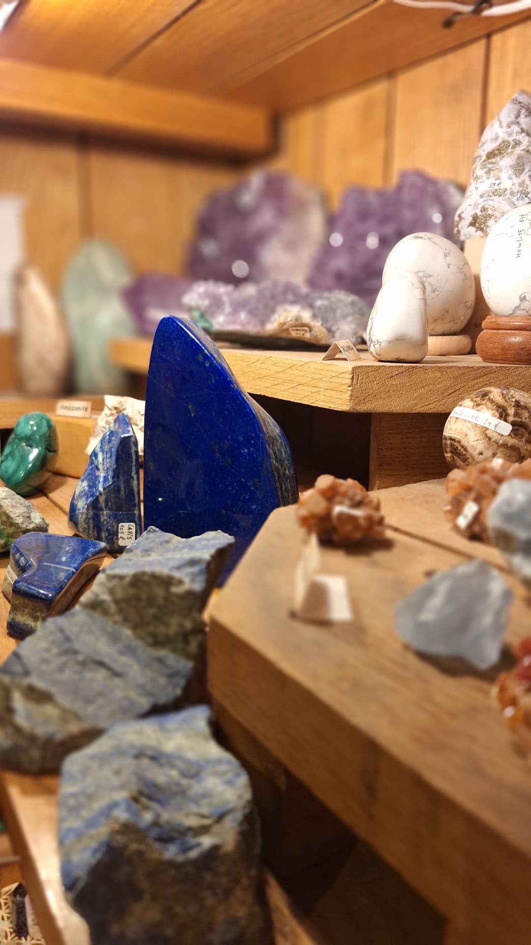 Lapis lazuli, howlite et améthystes exposés chez Luxiol