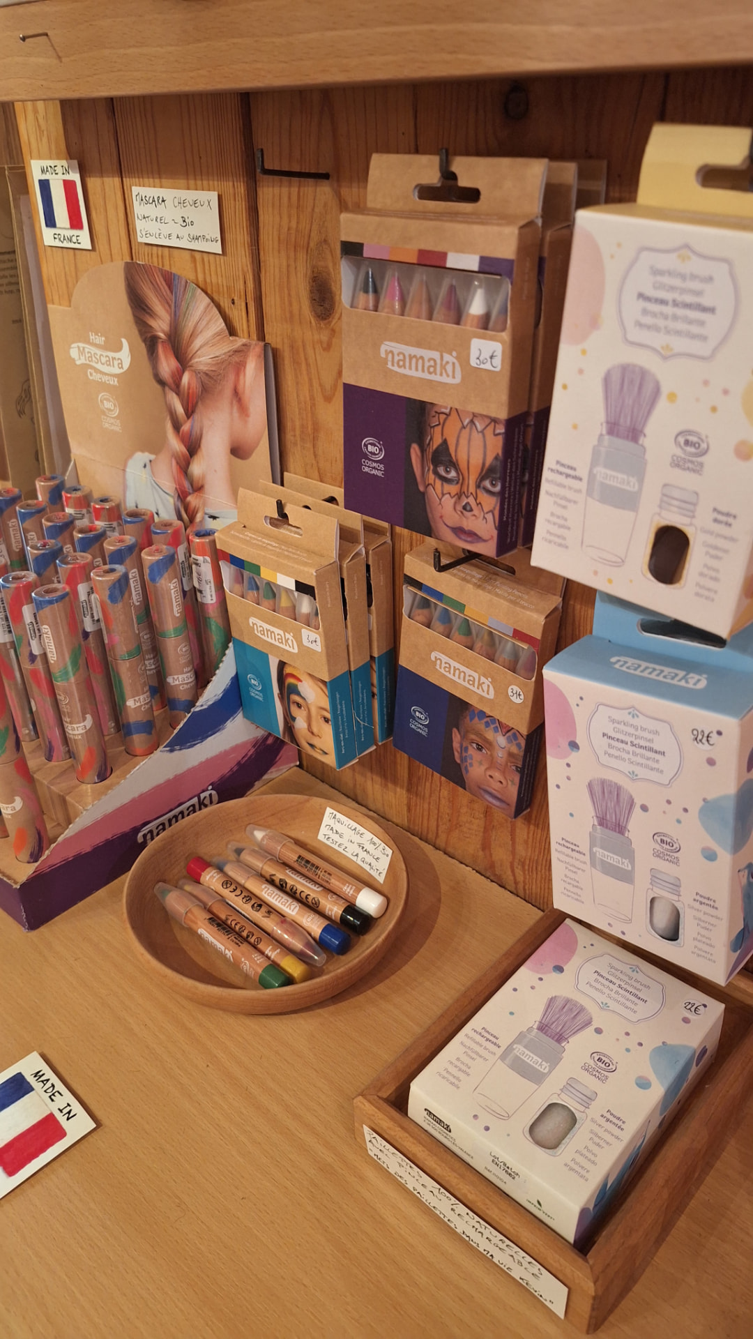 Crayons de maquillage bio et mascaras cheveux Namaki chez Luxiol