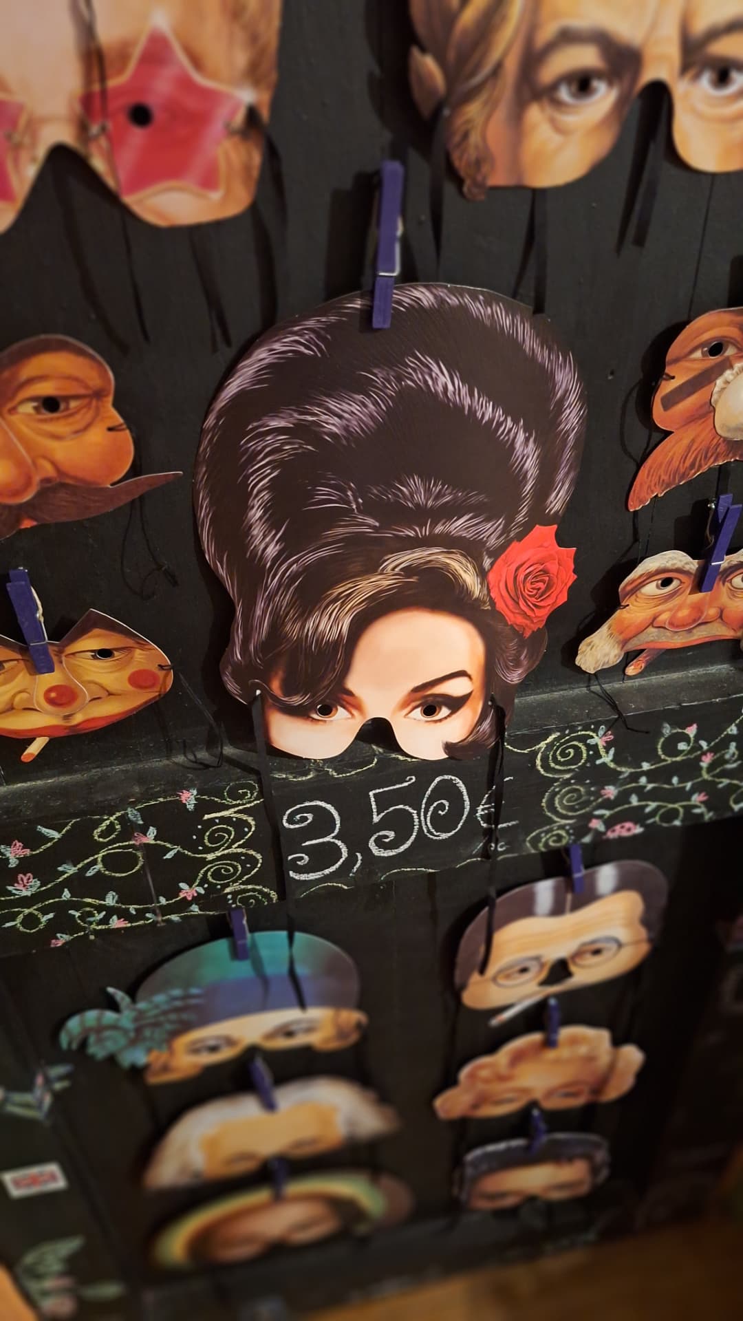 Masques illustrés en carton suspendus chez Luxiol