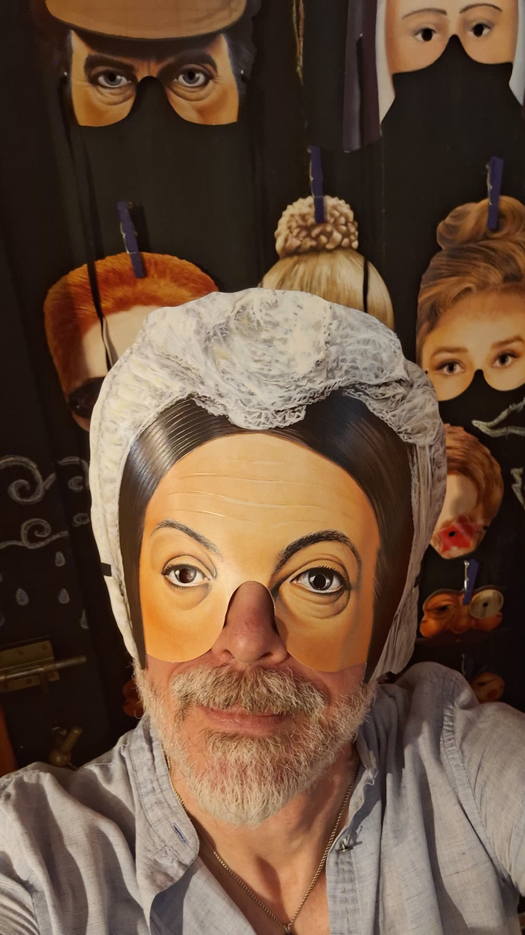 Essai d'un masque en carton devant le présentoir de Luxiol