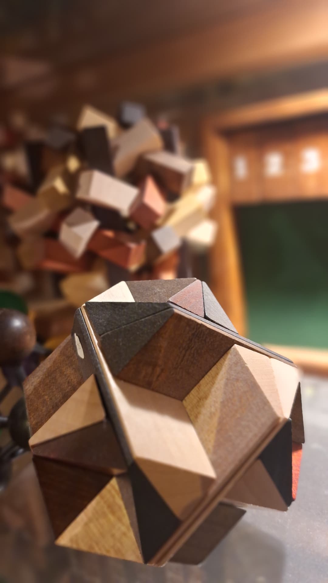 Casse-tête polyédrique en bois multicolore chez Luxiol