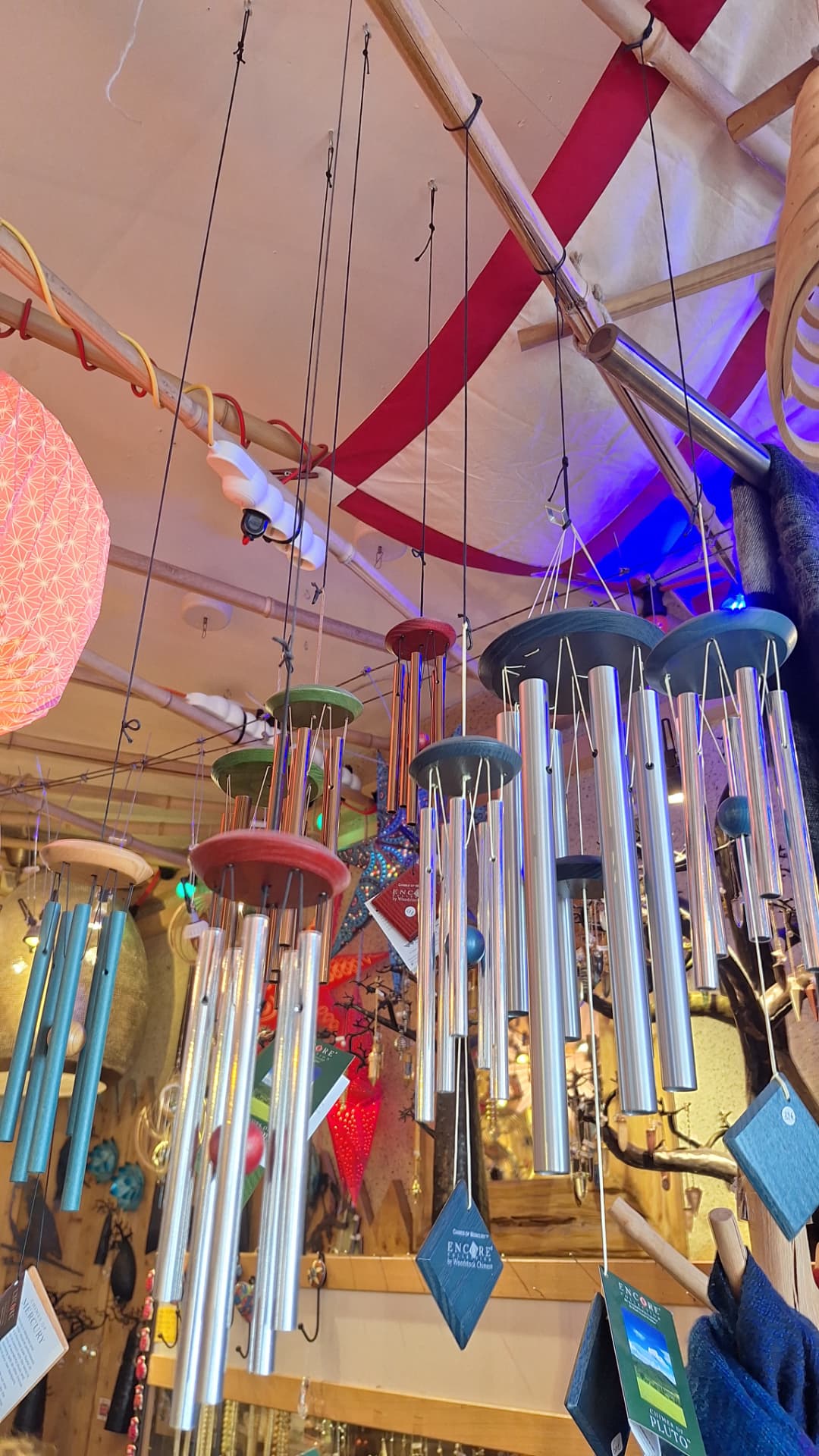 Carillons Encore Woodstock aux chapeaux colorés chez Luxiol