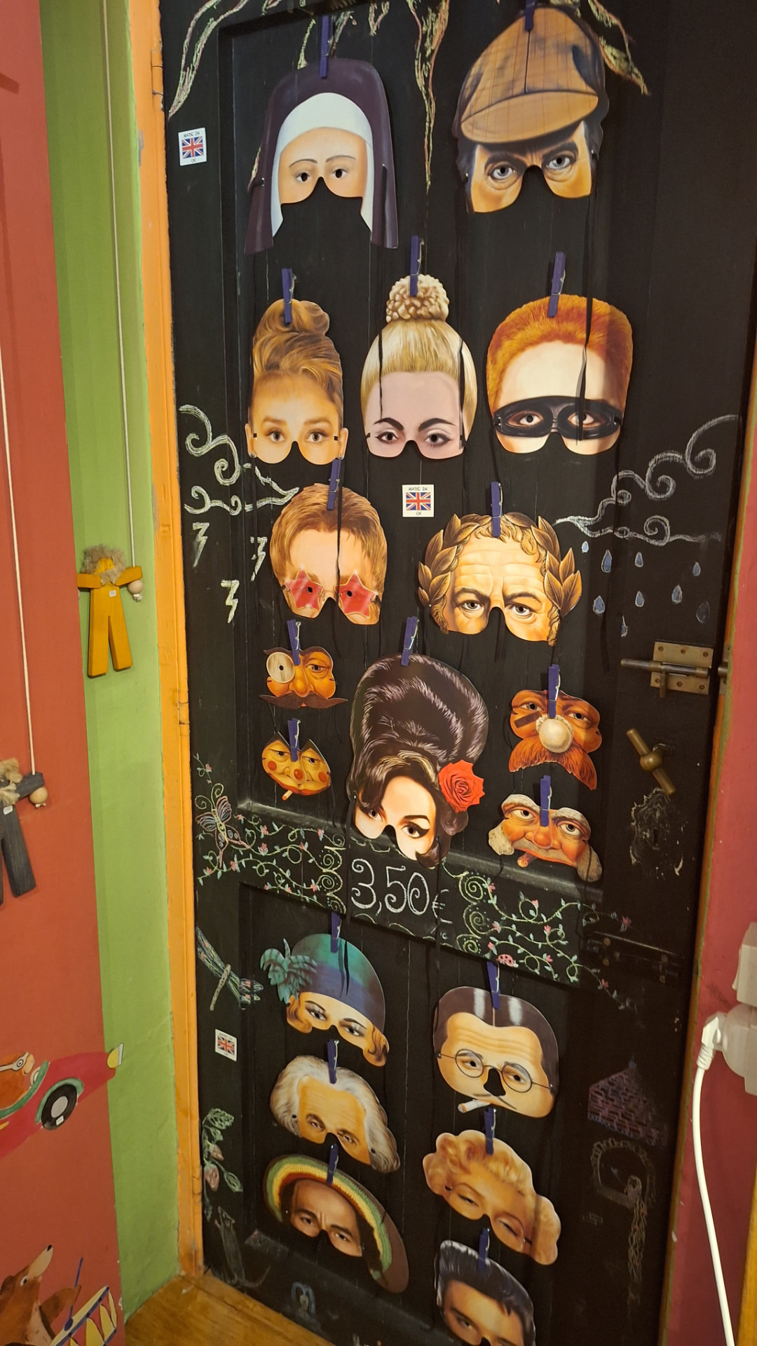 Porte entière couverte de masques illustrés chez Luxiol