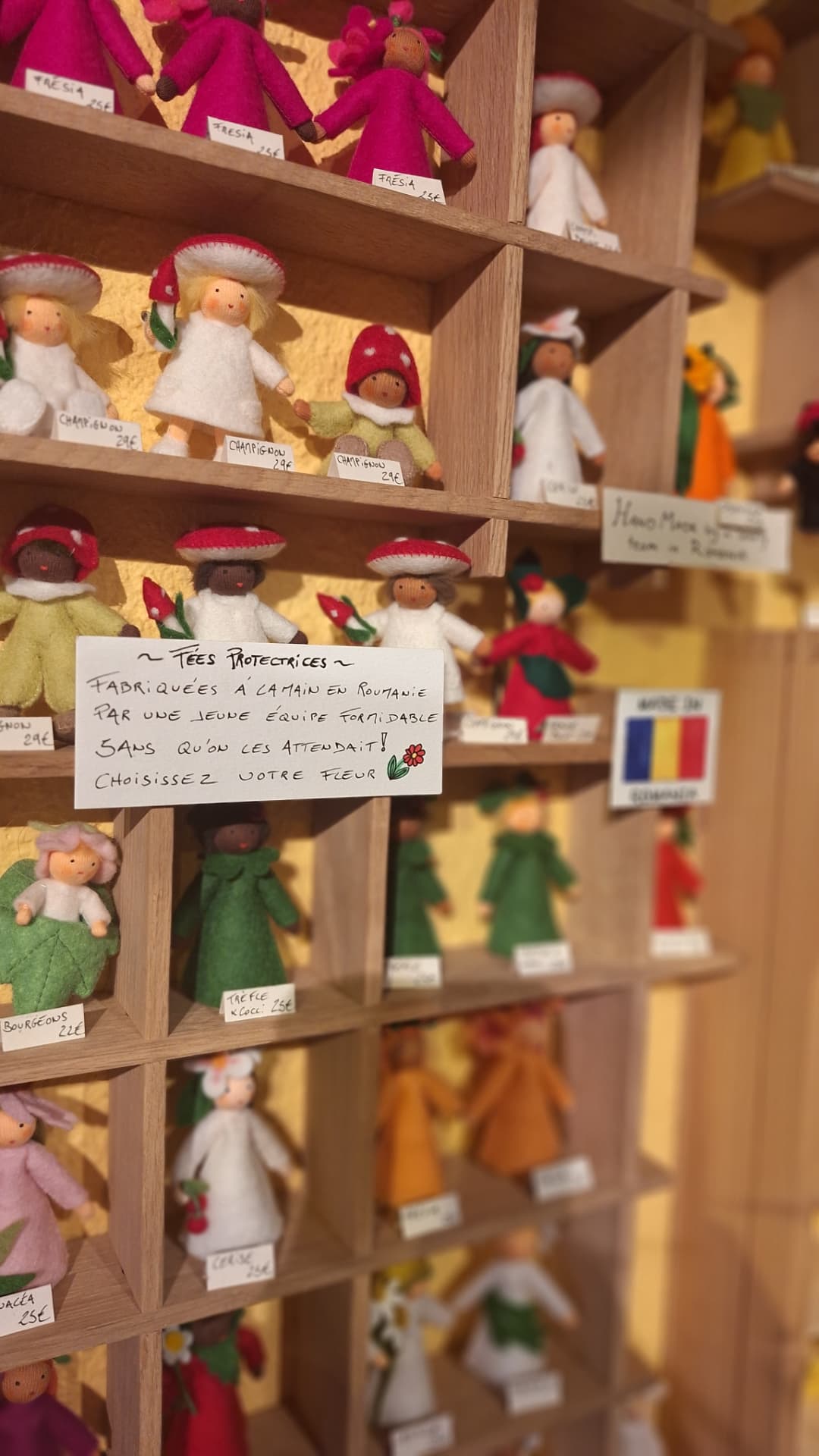 Mur de casiers avec poupées fées Ambrosius chez Luxiol