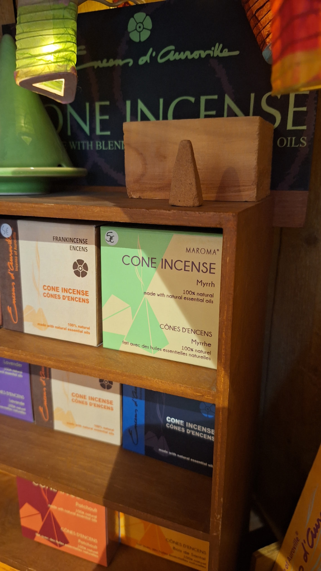 Boîtes de cônes d'encens Maroma sur leur étagère chez Luxiol
