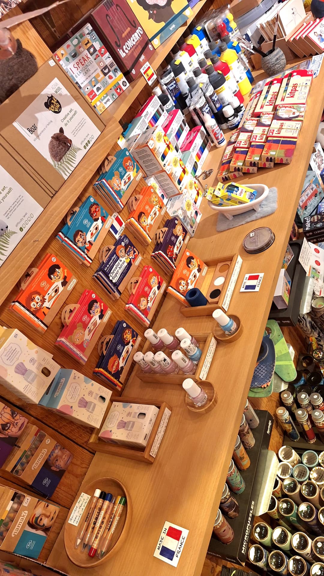 Grande table de matériel créatif, peintures et craies chez Luxiol