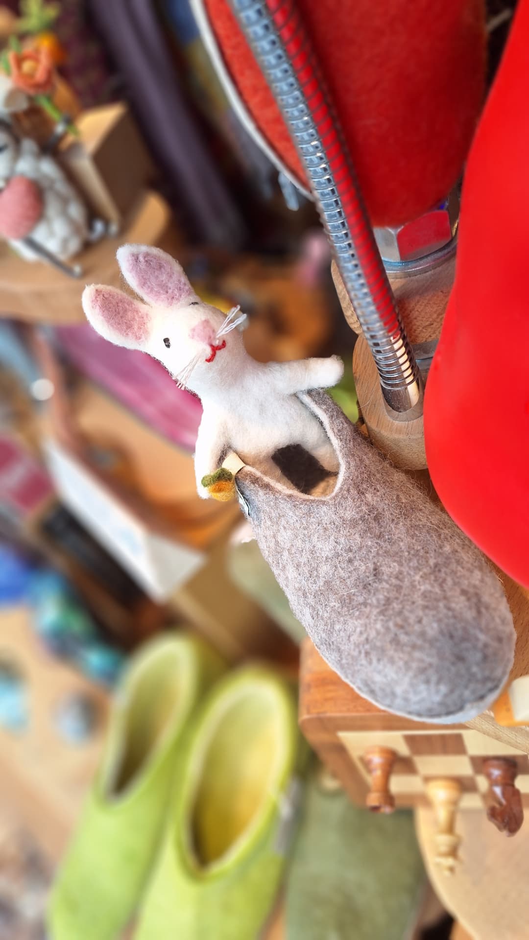 Petit lapin en laine feutrée posé sur un chausson chez Luxiol