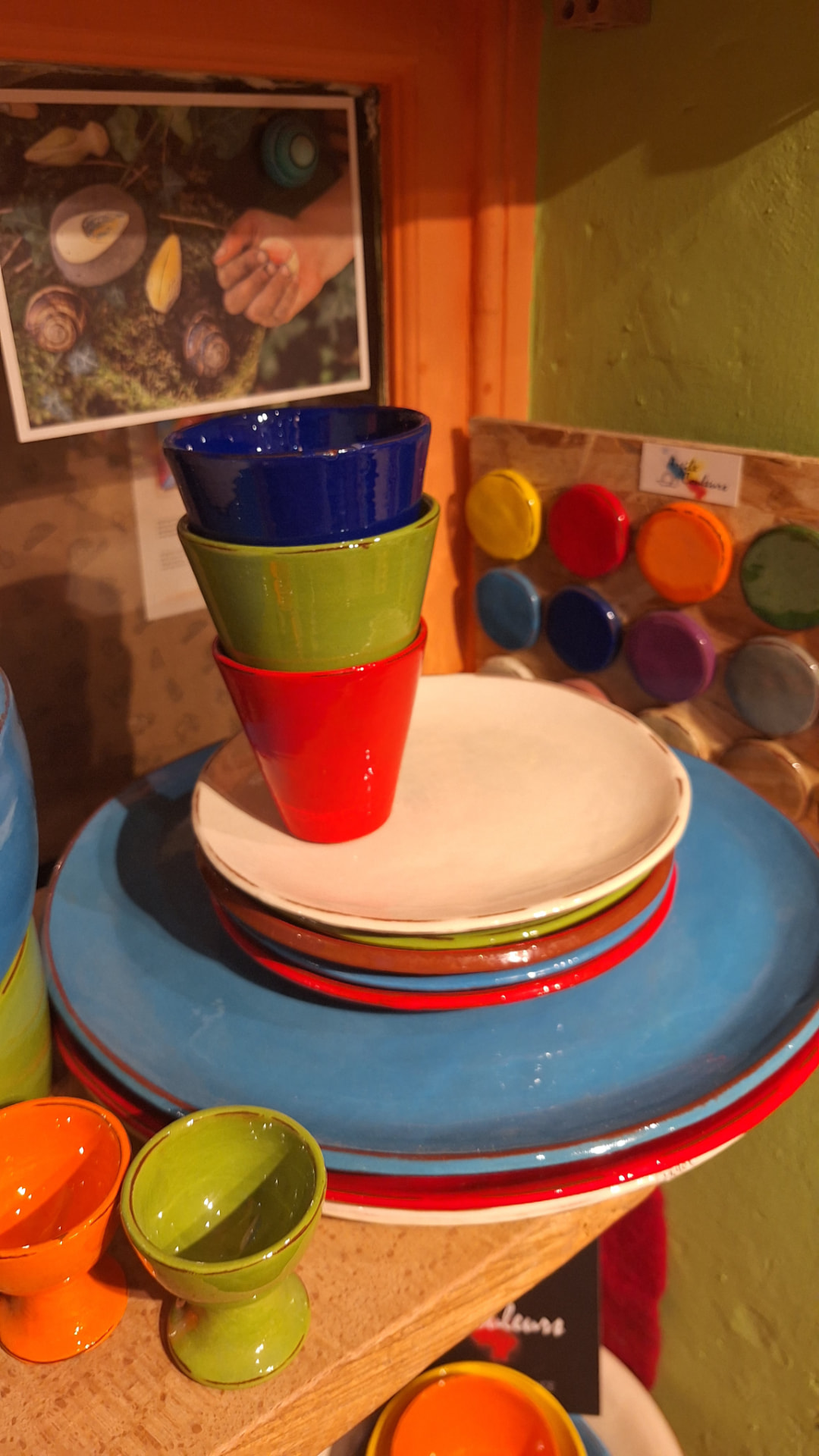 Assiettes, gobelets et coquetiers en céramique colorée chez Luxiol