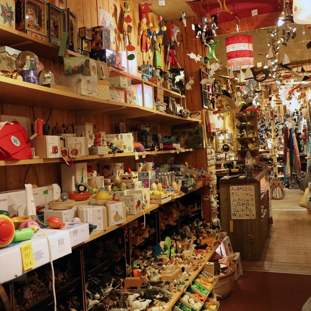 Étagères chaleureuses de la boutique Luxiol remplies d'objets choisis
